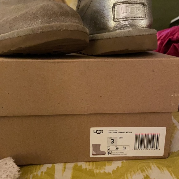 Girls size 3 kids classic shimmer uggs - Picture 2 of 10